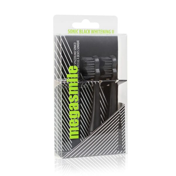 megasmile Sonic Black Whitening II Têtes de brosse de rechange Ink Black - avec des poils en charbon actif pour un blanchiment des dents en douceur. Illustration dans l'emballage.