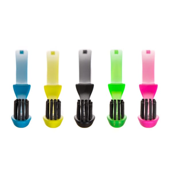 Brosse à dents megasmile Loop avec poils en charbon actif dans le set Duo PET Box - blanchiment des dents en douceur & design suisse. Illustration toutes les couleurs, photo du produit du haut.