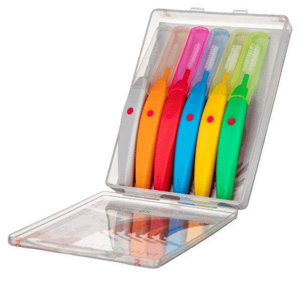 edel+white EasyFlex brosse interdentaire Starter Kit Mix multicolore. 6 brosses avec manche courbé et col flexible. Photo de l'emballage ouvert avec protection plastique sur la tête de brosse