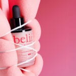 belif Super Drops Retinol & Peptide Barrier Serum 30ml - Sérum anti-âge pour une peau plus ferme, des pores resserrés & une barrière cutanée renforcée. Image Eponge liée autour du produit.