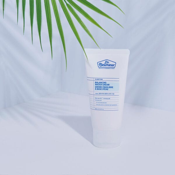 Dr. Belmeur Balancing Water Cream - crème hydratante légère pour peaux grasses & sensibles, régule le sébum et hydrate. Illustration photo du produit sous palmier.