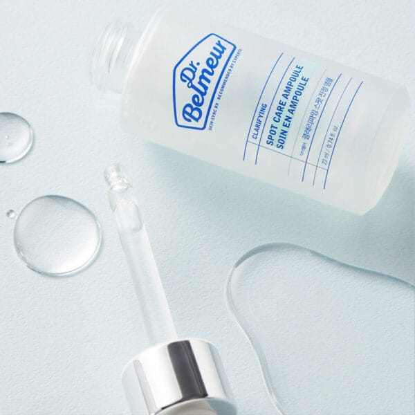 Dr. Belmeur Spot Care Ampoule 22ml - soothing serum with panthenol, beta-glucan, chaga mushroom and tea tree oil against blemishes and redness. Picture pipette and clear liquid, serum. 