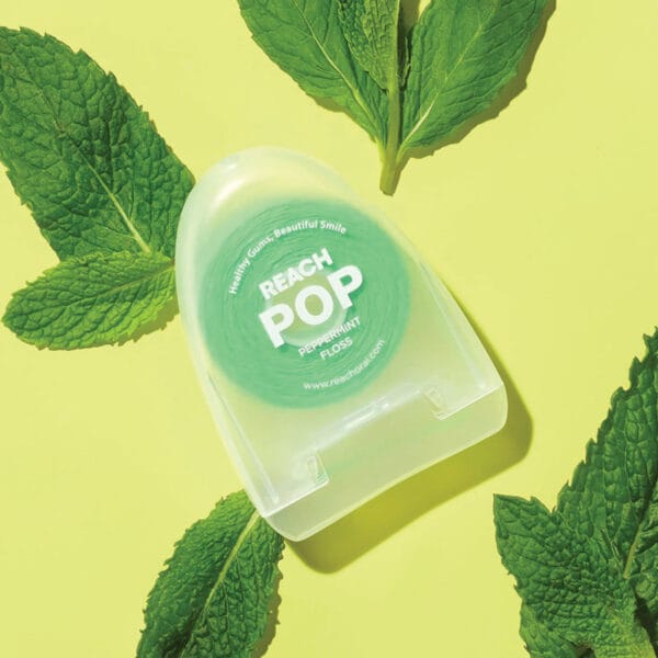 18230992 REACH POP Fil dentaire Peppermint Floss - fil dentaire végétalien ciré avec 384 microfils & emballage durable, 50m, goût menthe. Image peppermint flavor.