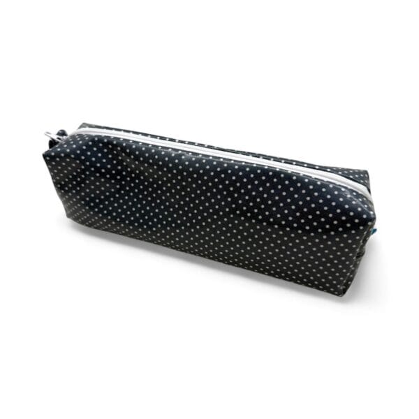 Trousse de toilette bleu marine/blanc faite à la main taille 22x7x5cm vue en biais sur le côté