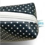 Trousse de toilette en bleu marine/blanc faite à la main taille 22x7x5cm vue de près fermée