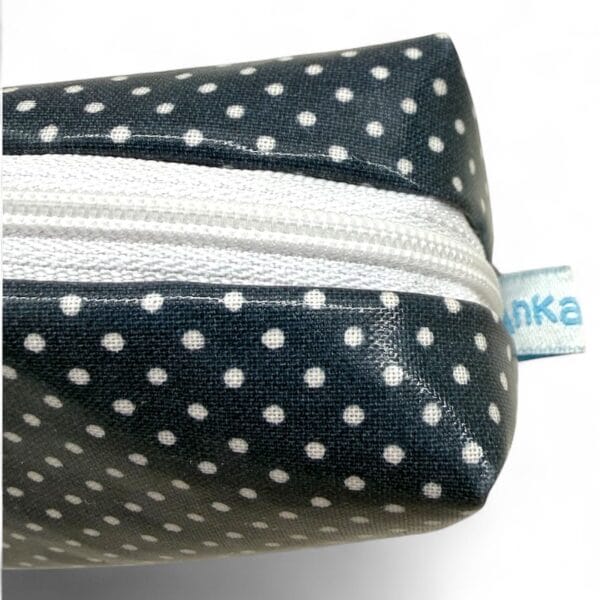Trousse de toilette en bleu marine/blanc faite à la main taille 22x7x5cm vue de près fermée