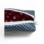 Trousse de toilette en bleu marine/blanc faite à la main taille 22x7x5cm vue de près ouvert