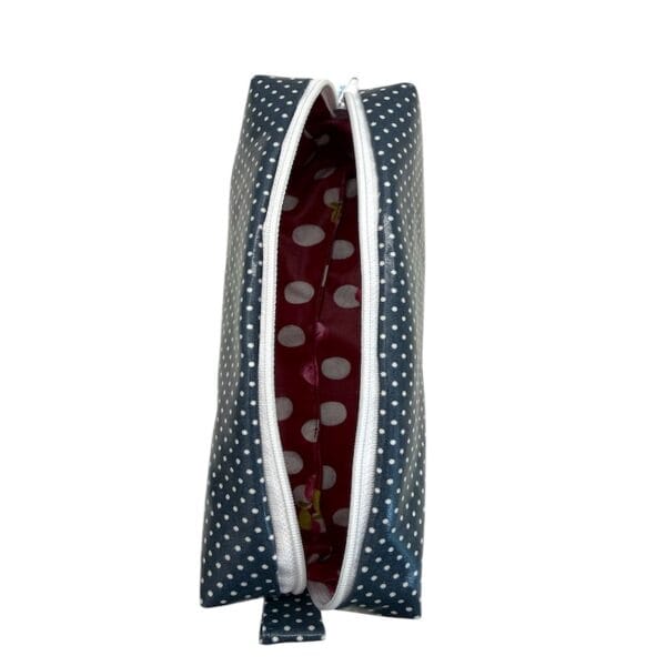 Trousse de toilette bleu marine/blanc faite à la main taille 22x7x5cm vue ouverte en haut