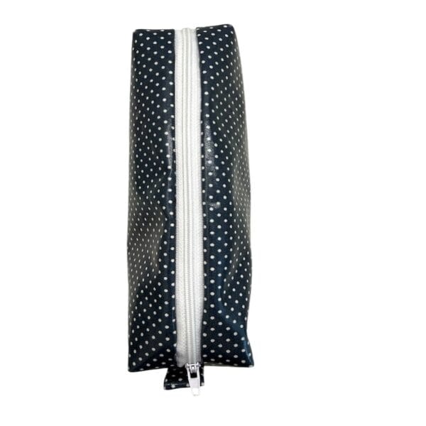 Trousse de toilette bleu marine/blanc faite à la main taille 22x7x5cm vue fermée en haut
