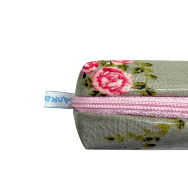 Trousse de toilette en vert sauge/rose faite à la main taille 22x7x5cm vue de près fermée