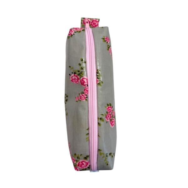 Trousse de toilette en vert sauge/rose faite main taille 22x7x5cm vue fermée en haut
