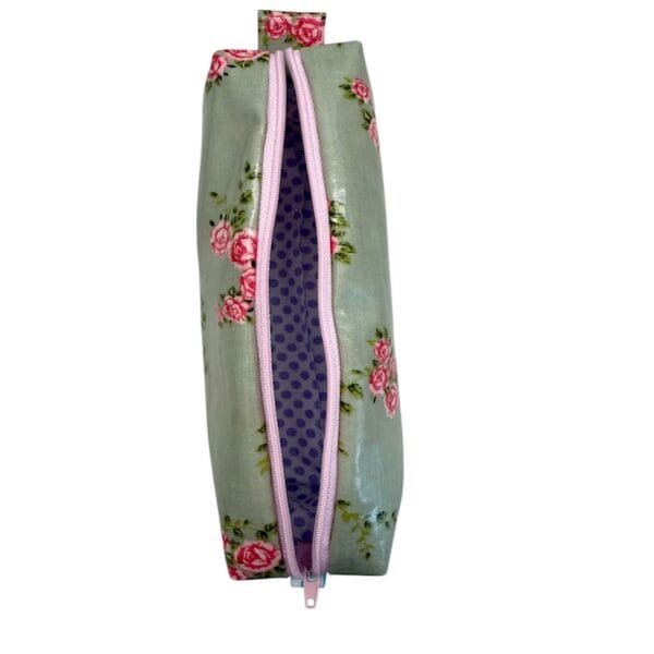 Trousse de toilette en vert sauge/rose faite à la main taille 22x7x5cm vue ouverte en haut