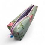 Trousse de toilette en vert sauge/rose faite à la main taille 22x7x5cm vue ouverte en biais sur le côté
