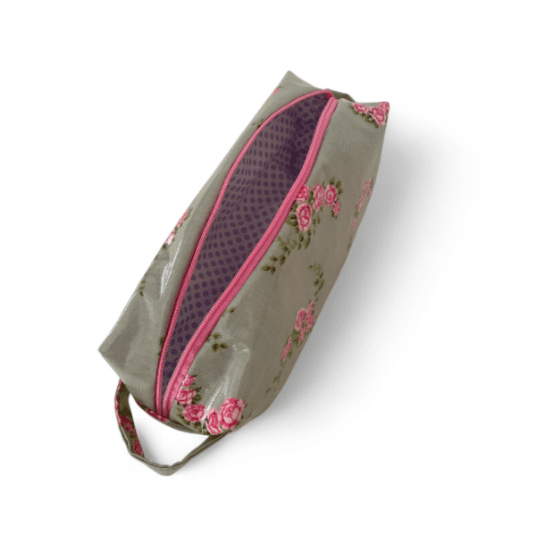 Trousse de toilette en vert sauge/rose faite à la main taille 24x8x8cm vue du haut du côté