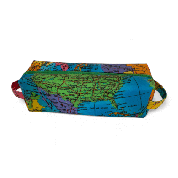 Trousse de toilette avec carte du monde faite à la main taille 24x8x8cm vue de côté