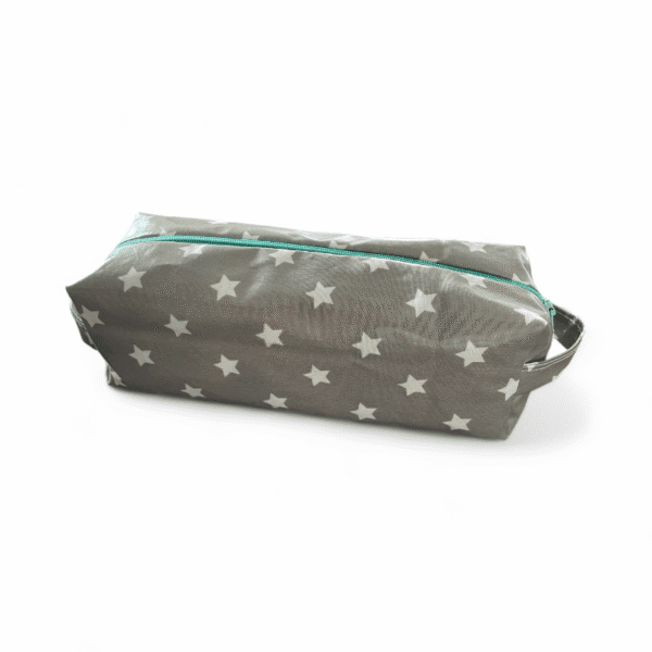Trousse de toilette en gris/blanc faite à la main taille 24x8x8cm vue latérale