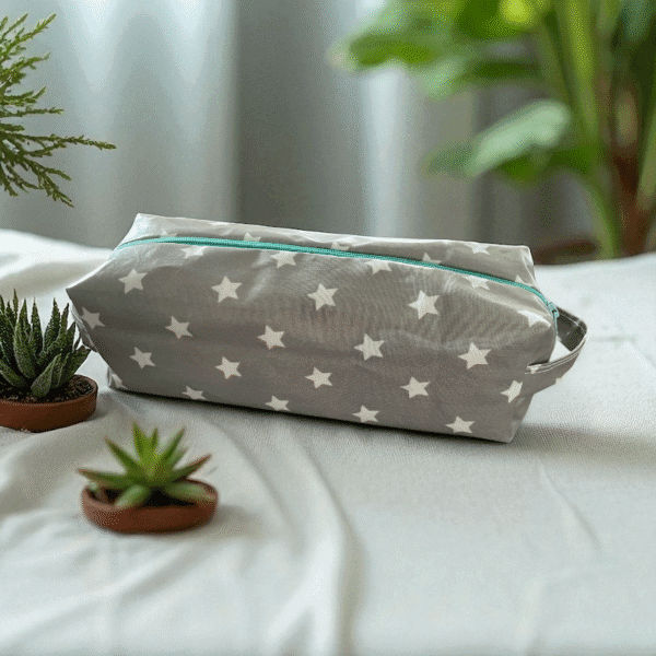 Trousse de toilette en gris/blanc faite à la main taille 24x8x8cm image de scène